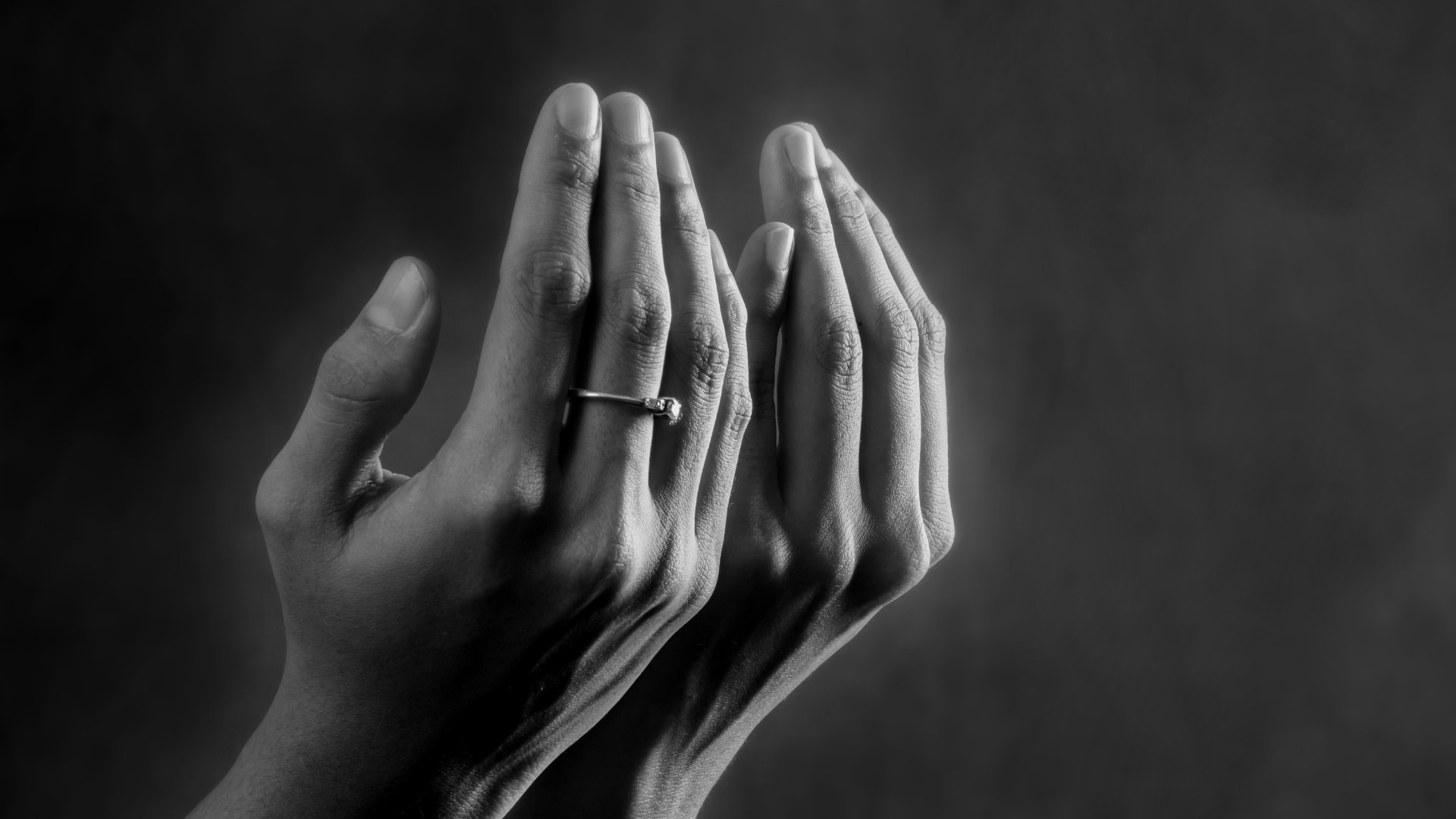 Artadyagumelar / Pixabay / Canva Mãos levantadas para cima, em sinal de prece