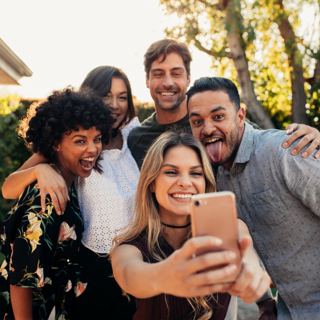 Grupo de amigos tirando uma selfie