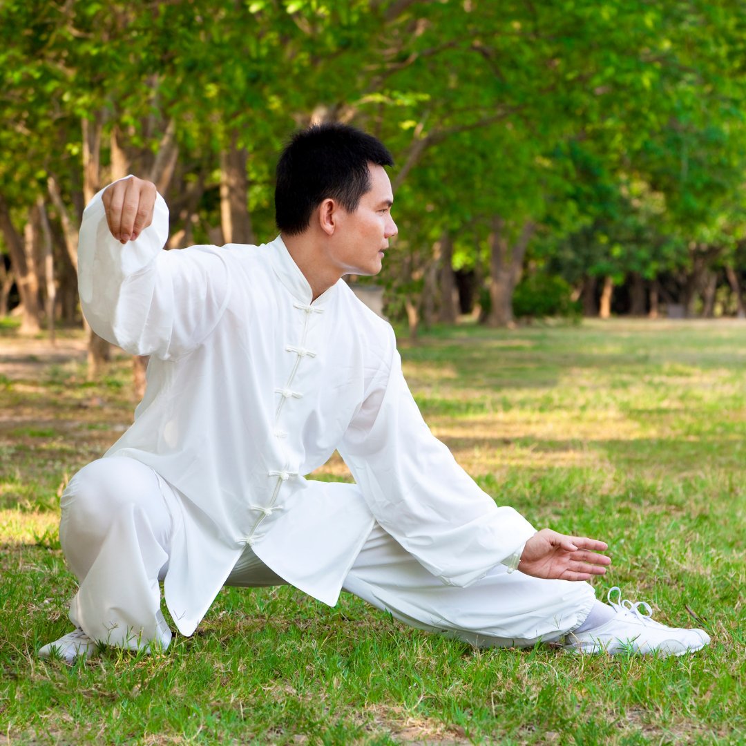 Homem praticando Kung Fu
