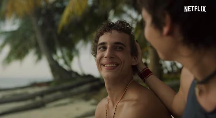 Rapaz sorrindo com um fundo de praia