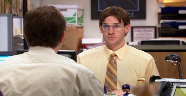 Jim fantasiado de Dwight, frente a frente com o colega de trabalho.