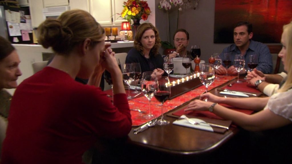 Michael, Jan, Jim e Pam à mesa de jantar com os convidados inesperados.
