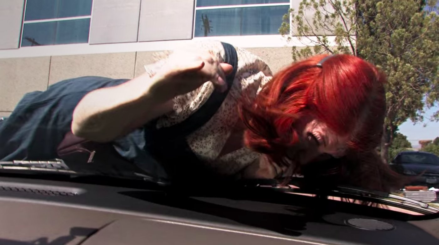 Meredith no momento em que é atropelada pelo Michael, sobre o capô do carro.
