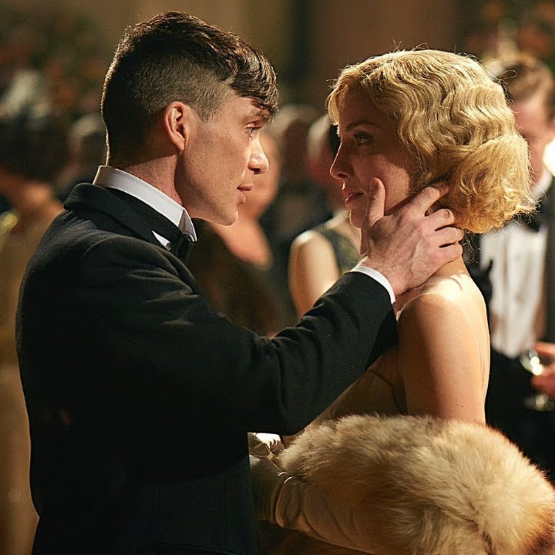 Thomas Shelby e Grace se olhando.