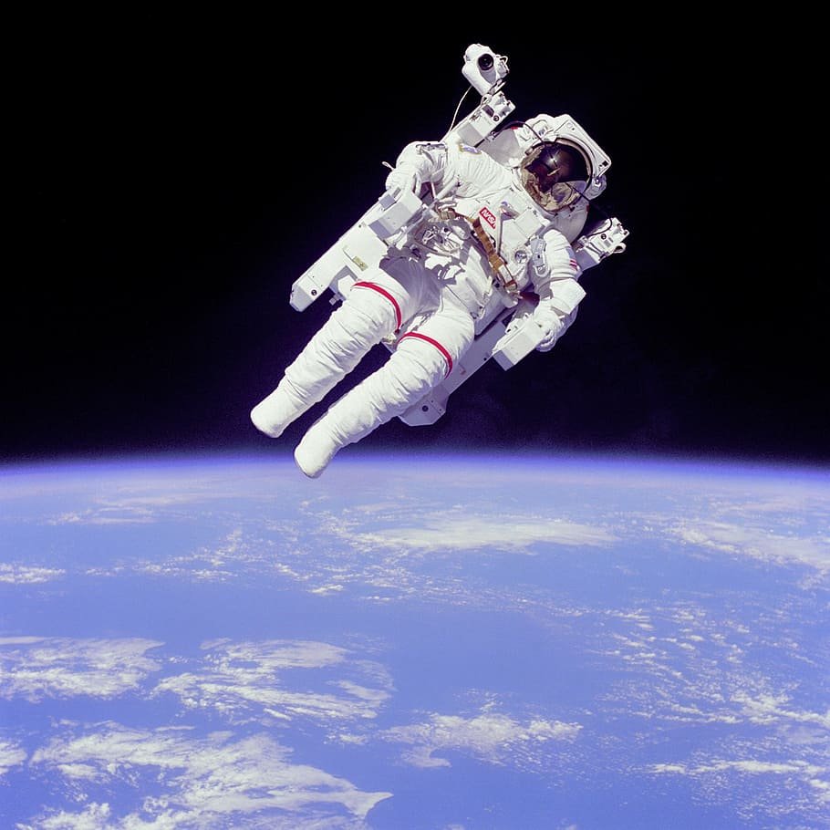 astronauta flutuando