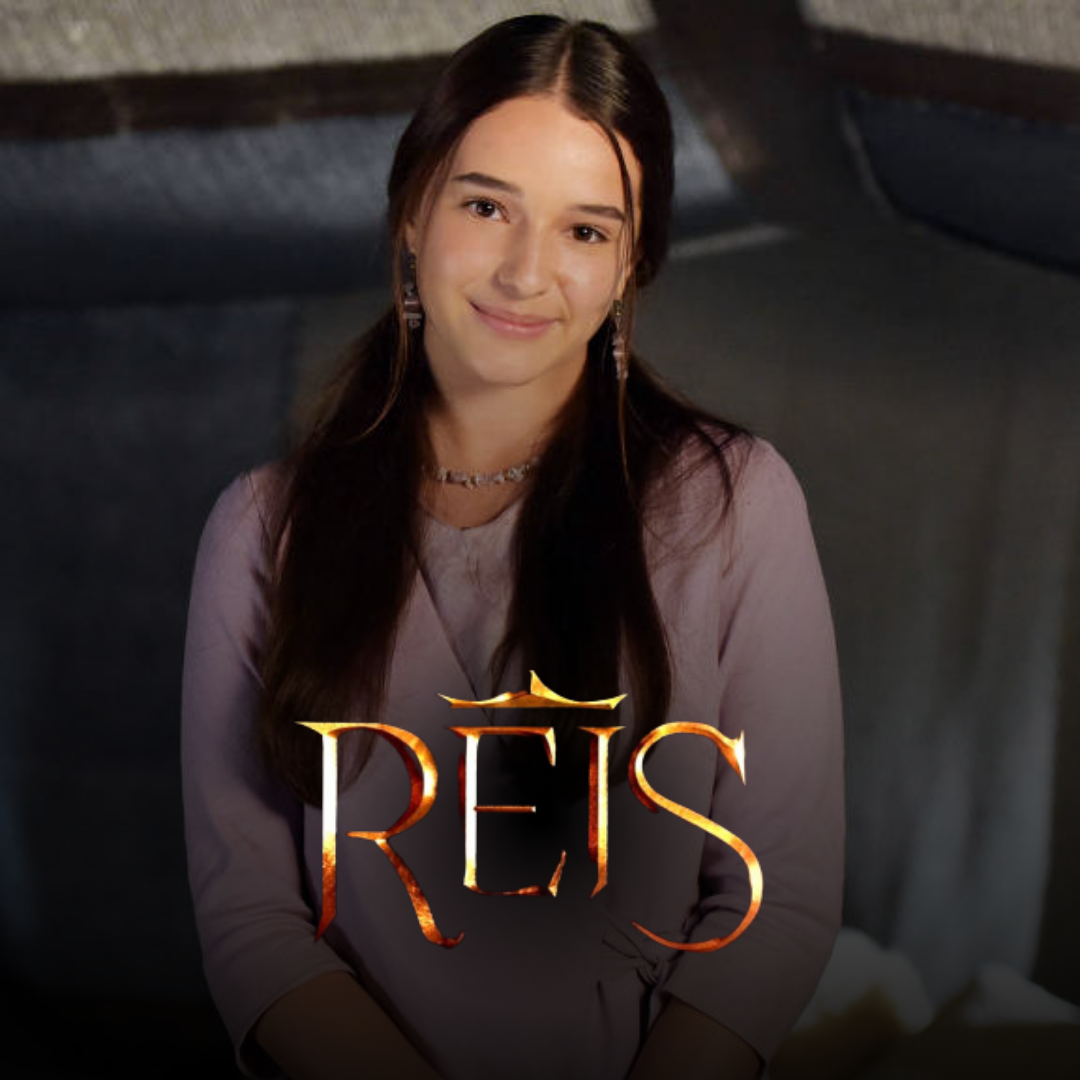 Eloá e o logo da novela 'Reis'.