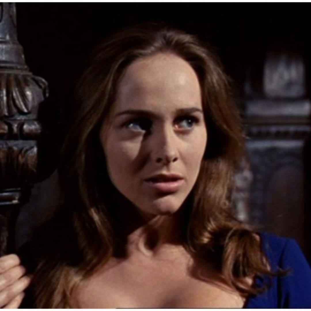 Imagem da atriz Hilary Dwyer durante o filme 'O caçador de Bruxas'