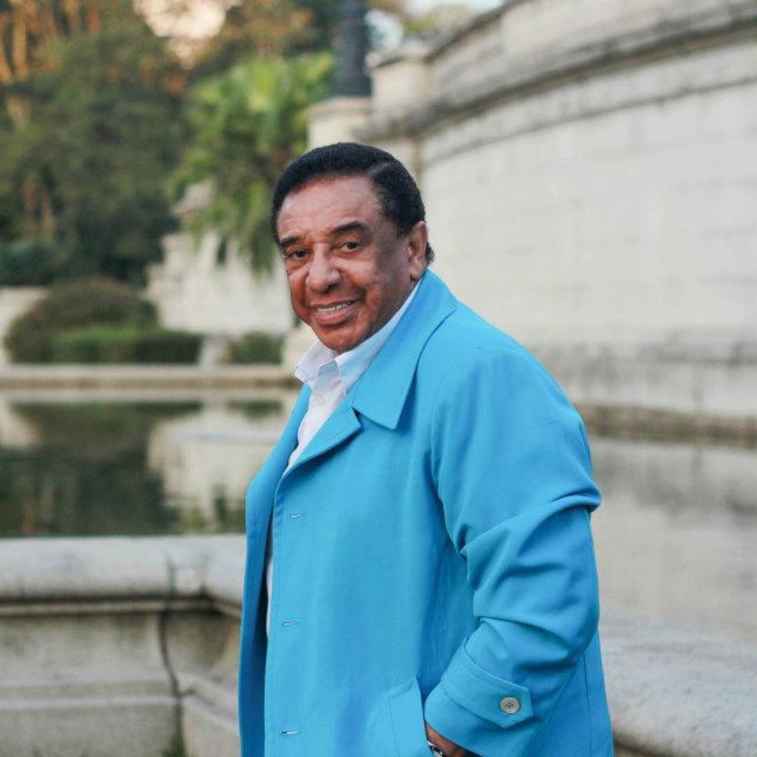 Imagem do cantor e compositor Agnaldo Timóteo de terno azul, sorrindo