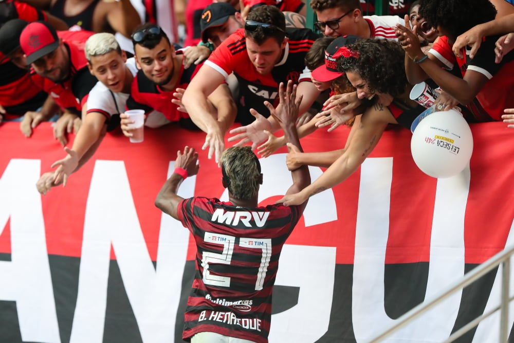 Torcedores do Flamengo e jogador Bruno Henrique