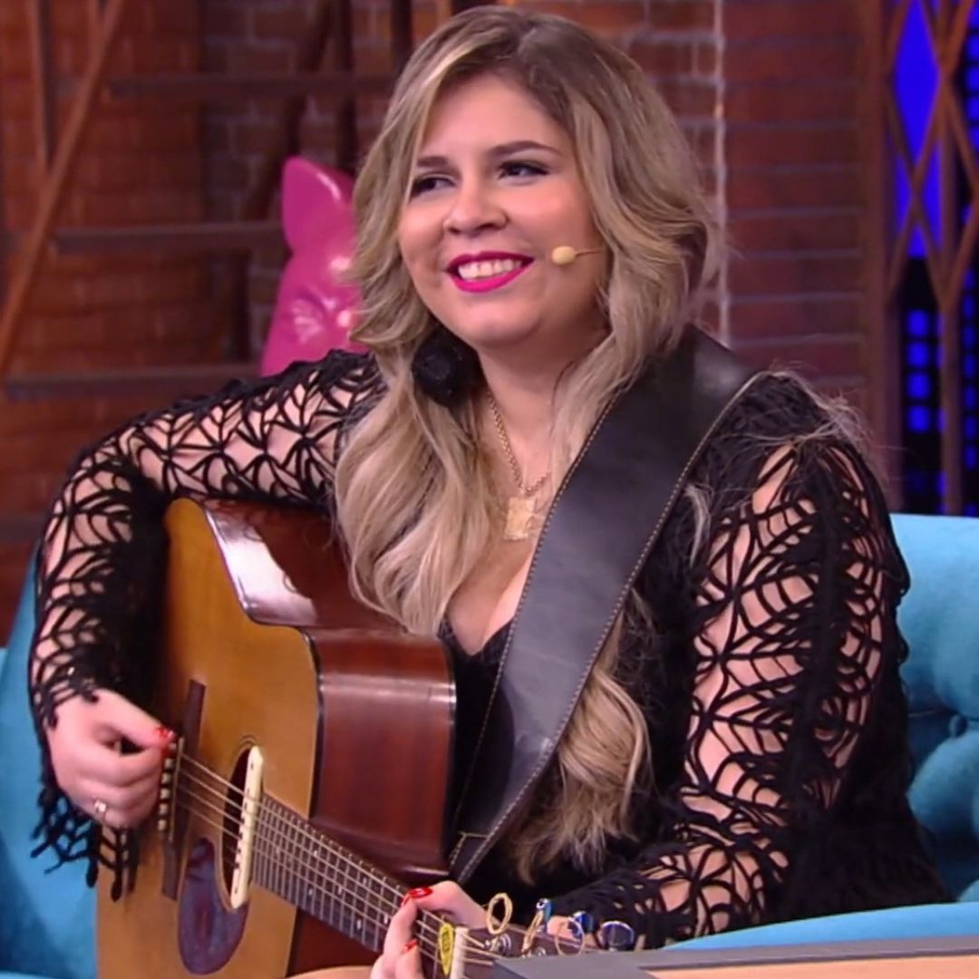 Cantora Marília Mendonça tocando violão