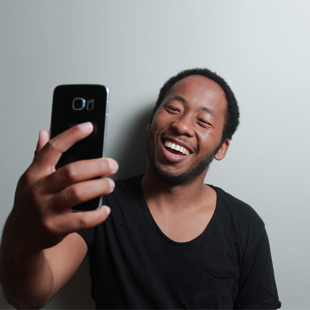 Homem tirando uma selfie sorrindo