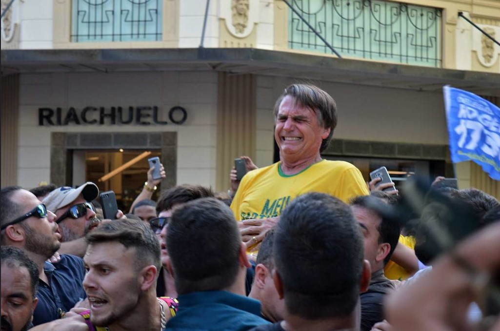 Bolsonaro levando facada em 2018.