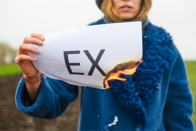 Mulher queimando o papel com a palavra 'Ex'