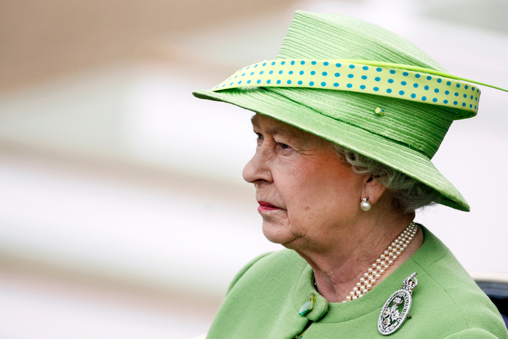 Rainha Elizabeth II com roupas verdes.