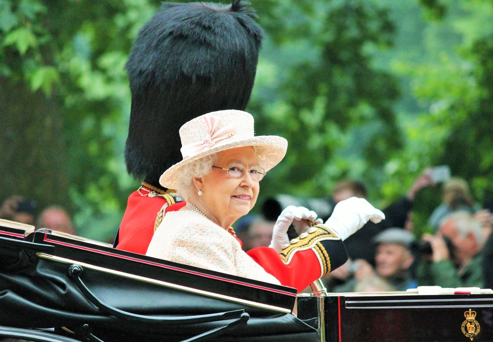 Rainha Elizabeth II numa carruagem.