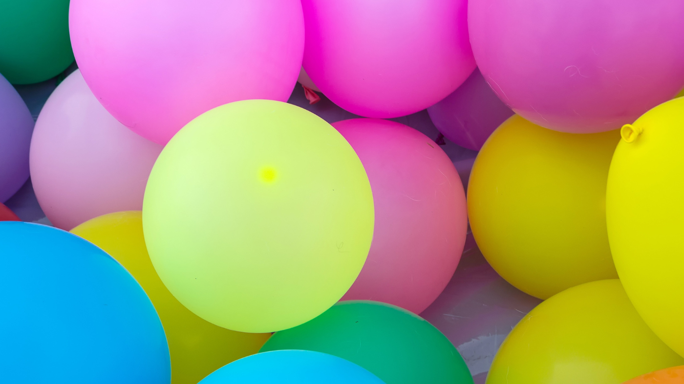 Balões coloridos de aniversário juntos.