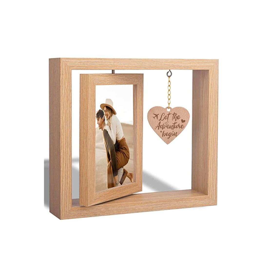 Porta retrato de madeira, com display para foto e pêndulo de coração.