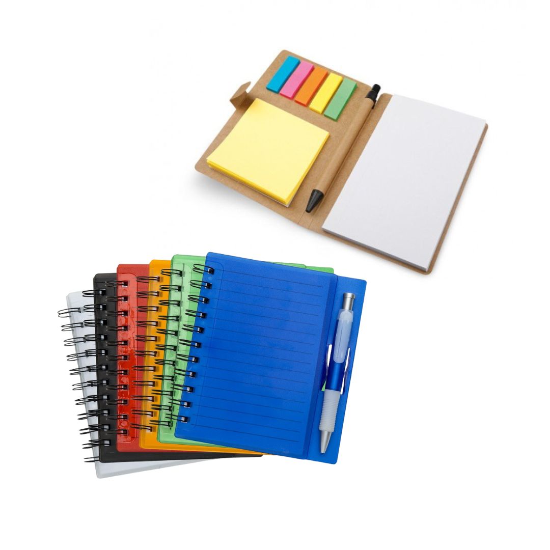 Blocos de notas de diversos formatos, com post its coloridos e canetas.