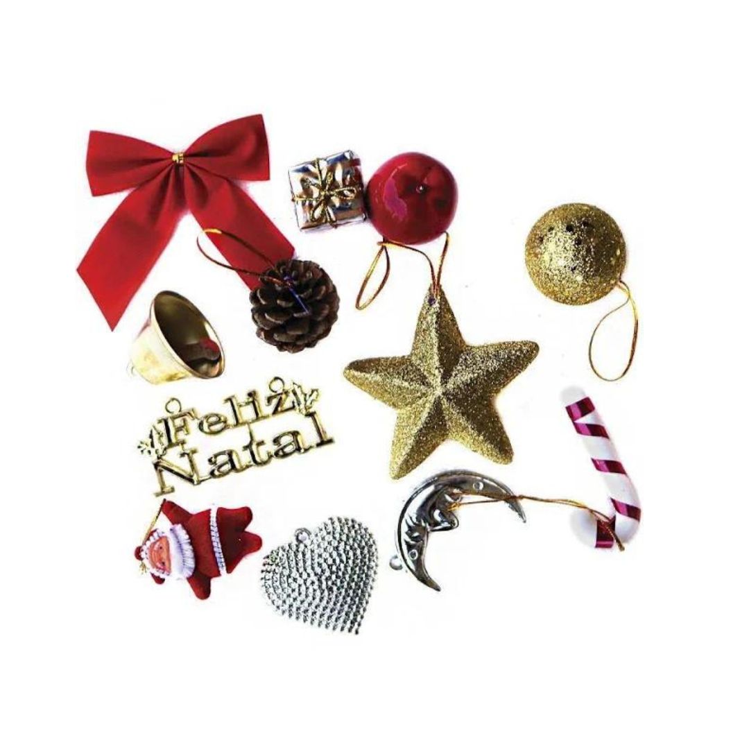 Vários enfeites de Natal, incluindo um Papai Noel pequeno e uma estrela dourada.