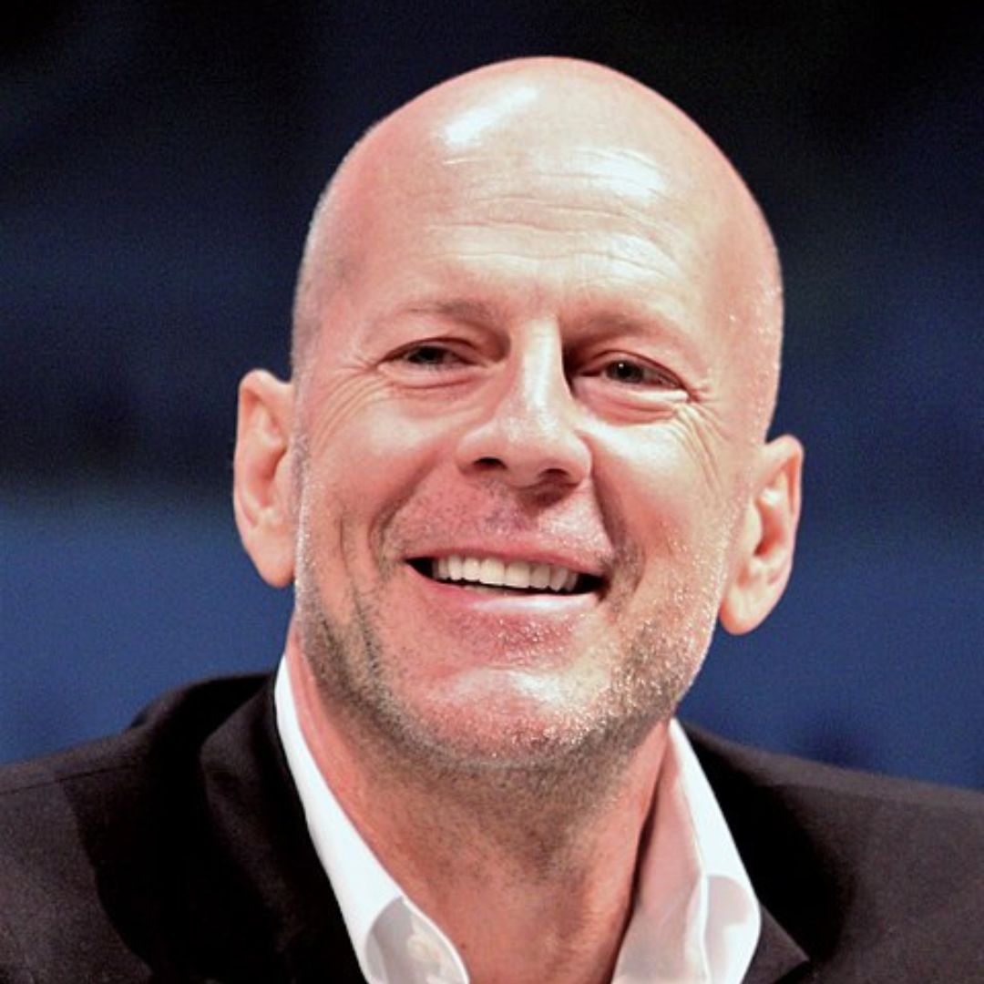 Bruce Willis sorrindo.