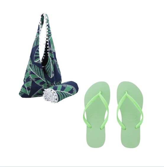 Bolsa e toalha de praia acompanhados de chinelo verde menta.