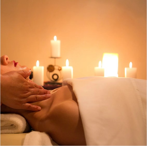 Mulher recendo massagem relaxante