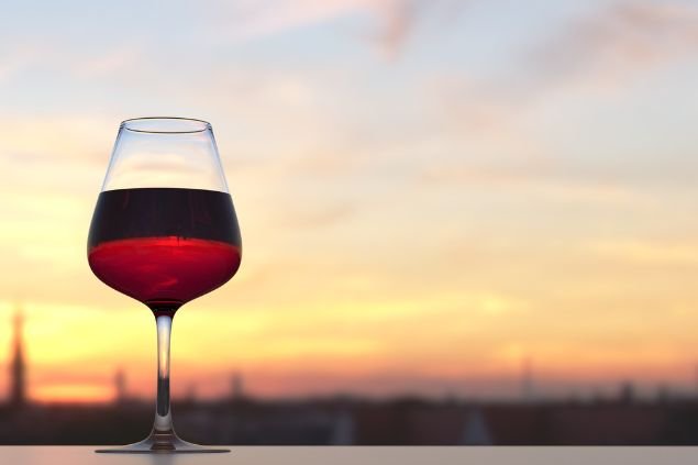 Taça de vinho posicionado na varanda