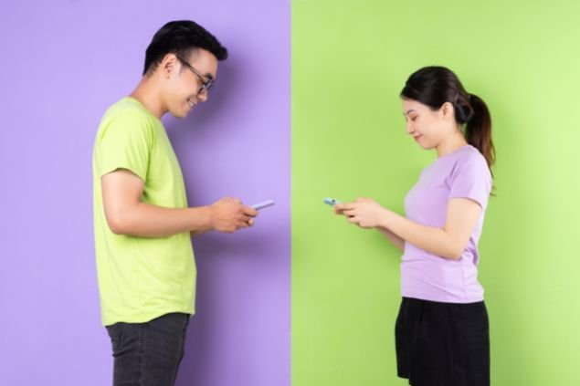 Homem e mulher trocando mensagens em locais diferentes
