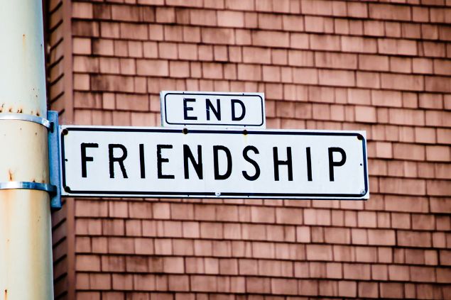 Duas placas de 'end' e 'friendship' colocadas uma em cima da outra
