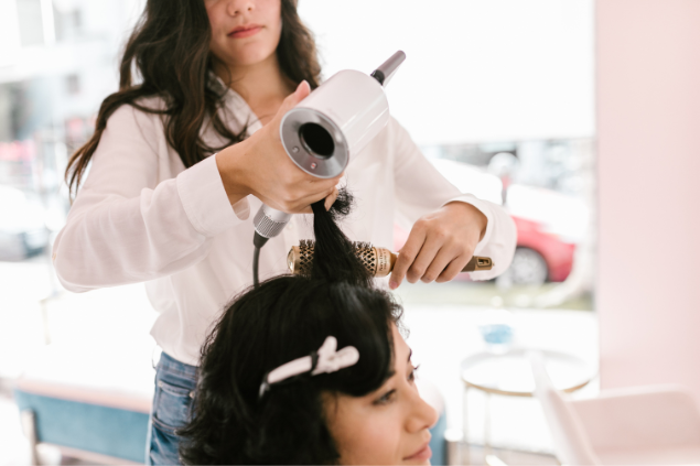 Cabeleleira arrumando o cabelo de uma moça