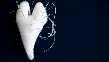 Coração de algodão furado com várias agulhas