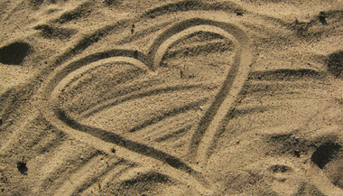 Coração desenhado na areia
