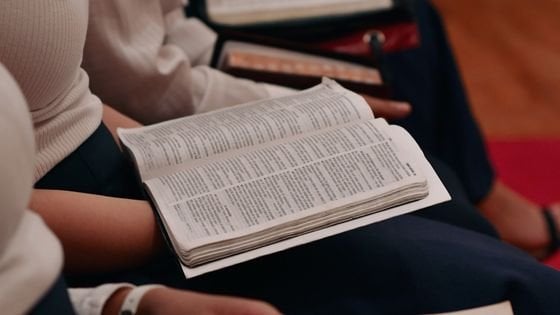 Bíblia aberta no colo de uma pessoa