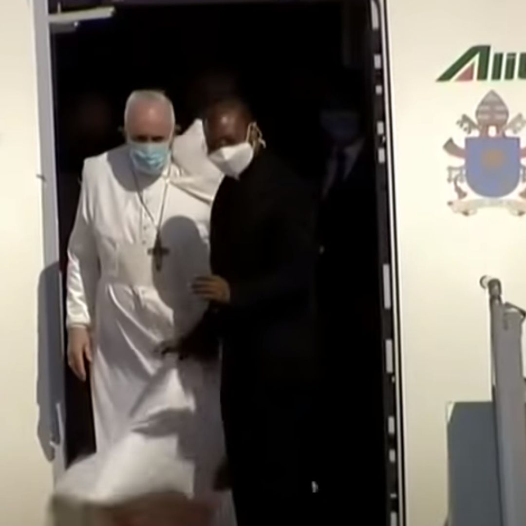 Imagem da chegada de Papa Francisco no Iraque