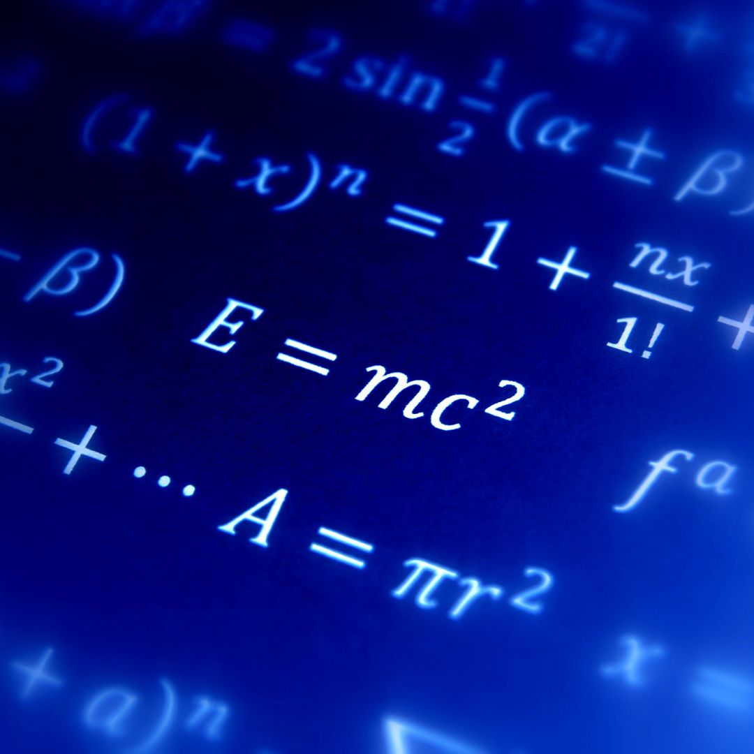 Imagem da Teoria da Relatividade, constatada por Einstein em 1919, representada pela sua fórmula E=mc2 - 29 de maio