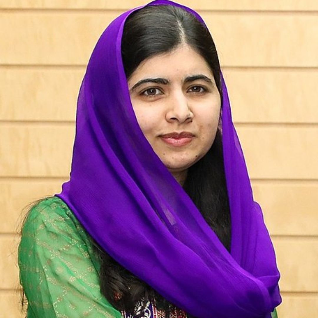 Malala com sorriso tímido