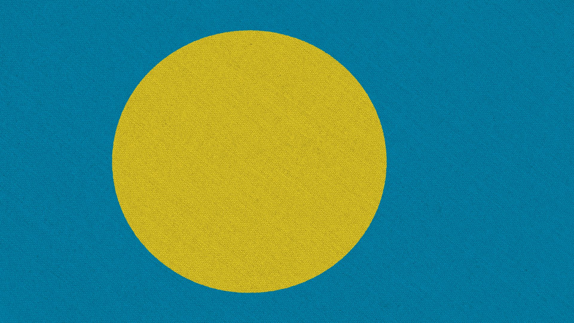 A bandeira de Palau possui um design parecido com a bandeira do Japão. Ela é similar a uma lua cheia dourada localizada no centro, com um fundo azul celeste. A lua representa a paz enquanto o azul celeste representa a transição de Palau para um governo próprio.