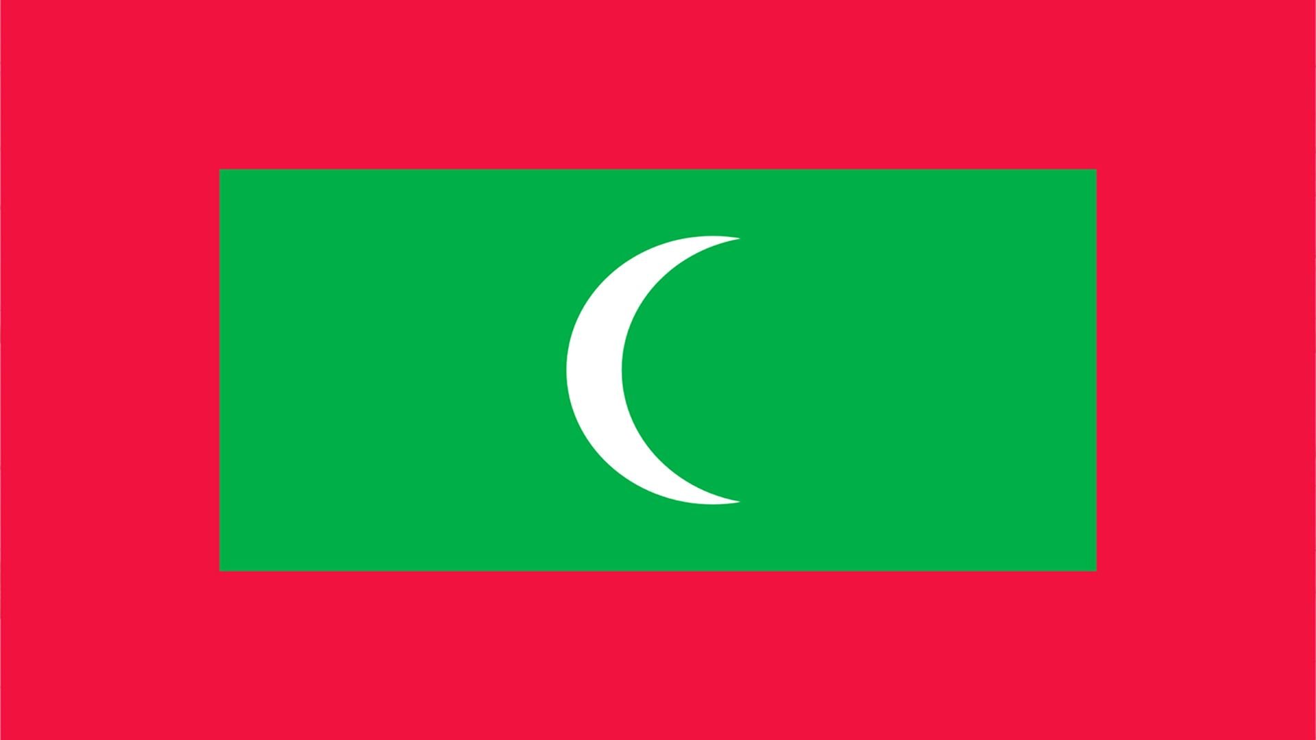 A bandeira das Maldivas traz um quadrado na cor verde que contém a Lua crescente na cor branca, além de uma borda de cor vermelha.