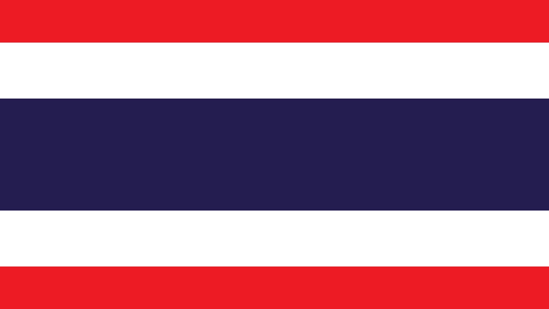 A bandeira da Tailândia tem como cor predominante o azul marinho localizado na faixa horizontal central da bandeira. Ao redor da faixa azul, há duas faixas brancas horizontais levemente acinzentadas duas vezes menor que a faixa central, ocupando um sexto da bandeira.