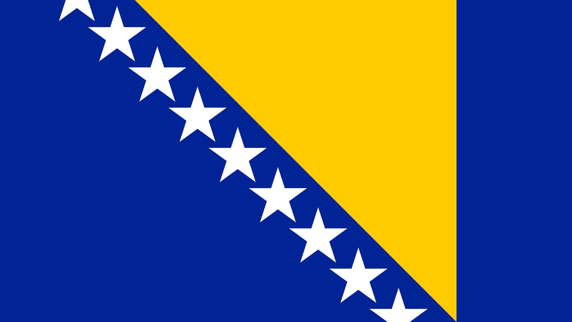 A bandeira  da Bósnia e Herzegovina contém uma lista vertical azul no lado do batente com um triângulo isósceles delimitado por essa lista e pelo topo da bandeira.