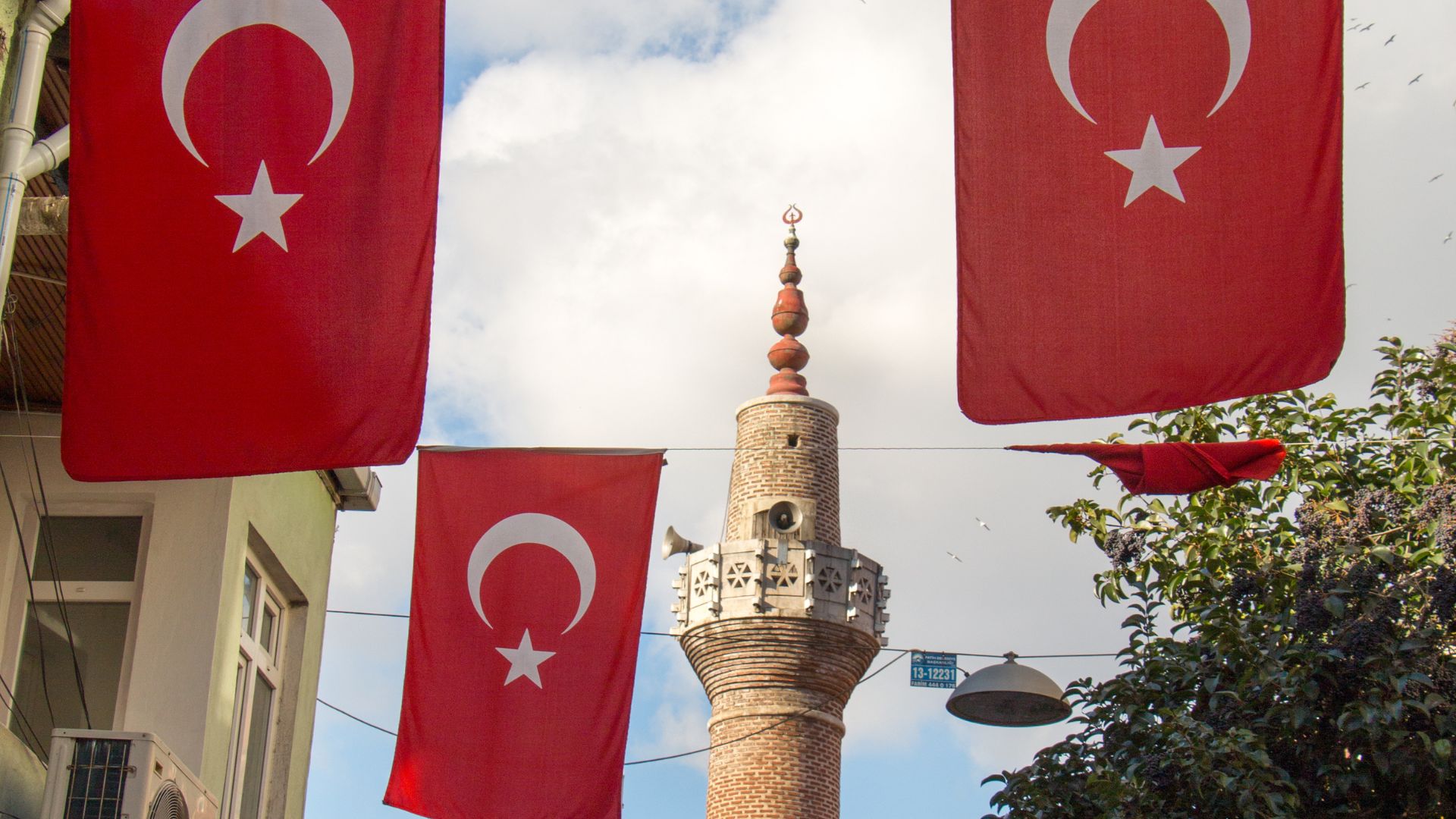 A bandeira da Turquia foi adotada pelo país em 1936. As cores vermelho e branco usadas na bandeira, foram inspiradas na do Império Otomano.