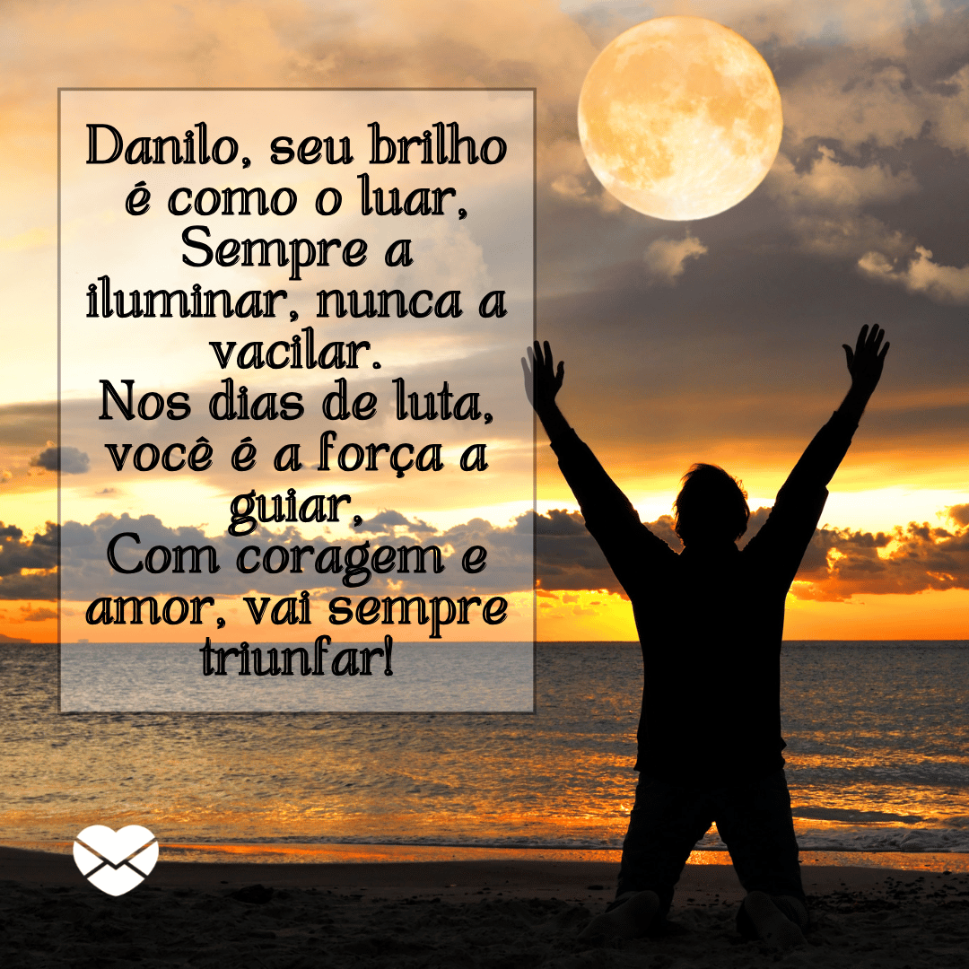 A silhueta de um homem está ajoelhada na praia aclamando a Lua cheia. Há um texto: 'Danilo, seu brilho é como o luar, Sempre a iluminar, nunca a vacilar. Nos dias de luta, você é a força a guiar, Com coragem e amor, vai sempre triunfar!' - Significado do nome Danilo.