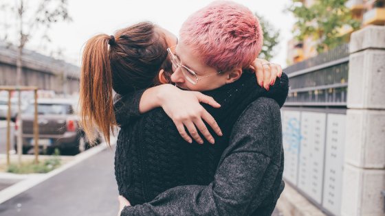 Duas mulheres se abraçando