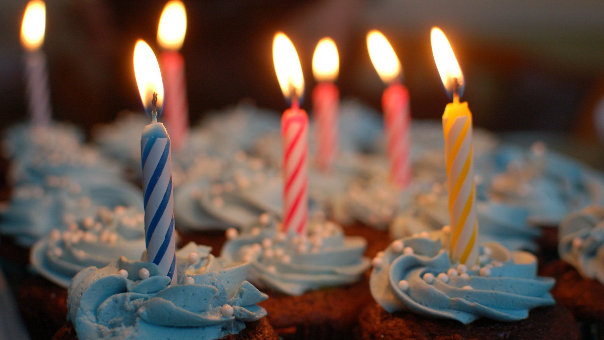 Cupcakes de aniversário com velas coloridas