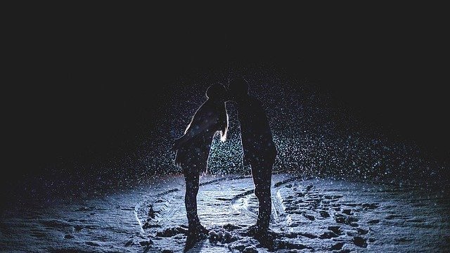 Pixabay / Free-Photos Casal beijando na neve