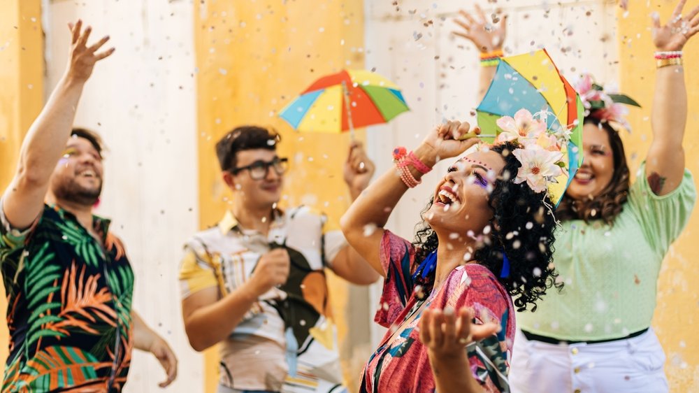 Grupo de amigos celebrando o carnaval de rua.