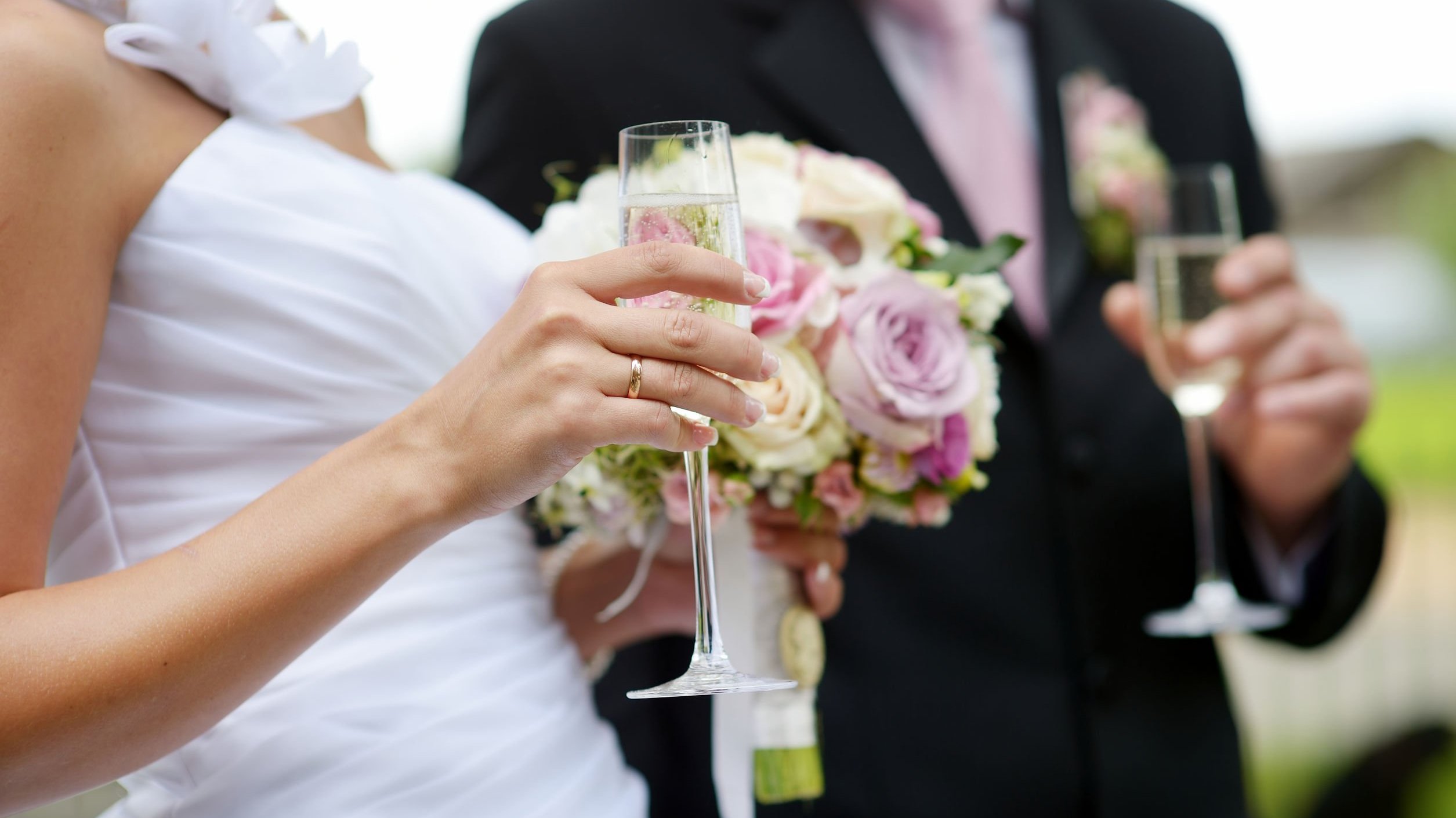 Noivo e noiva segurando taça de champanhe