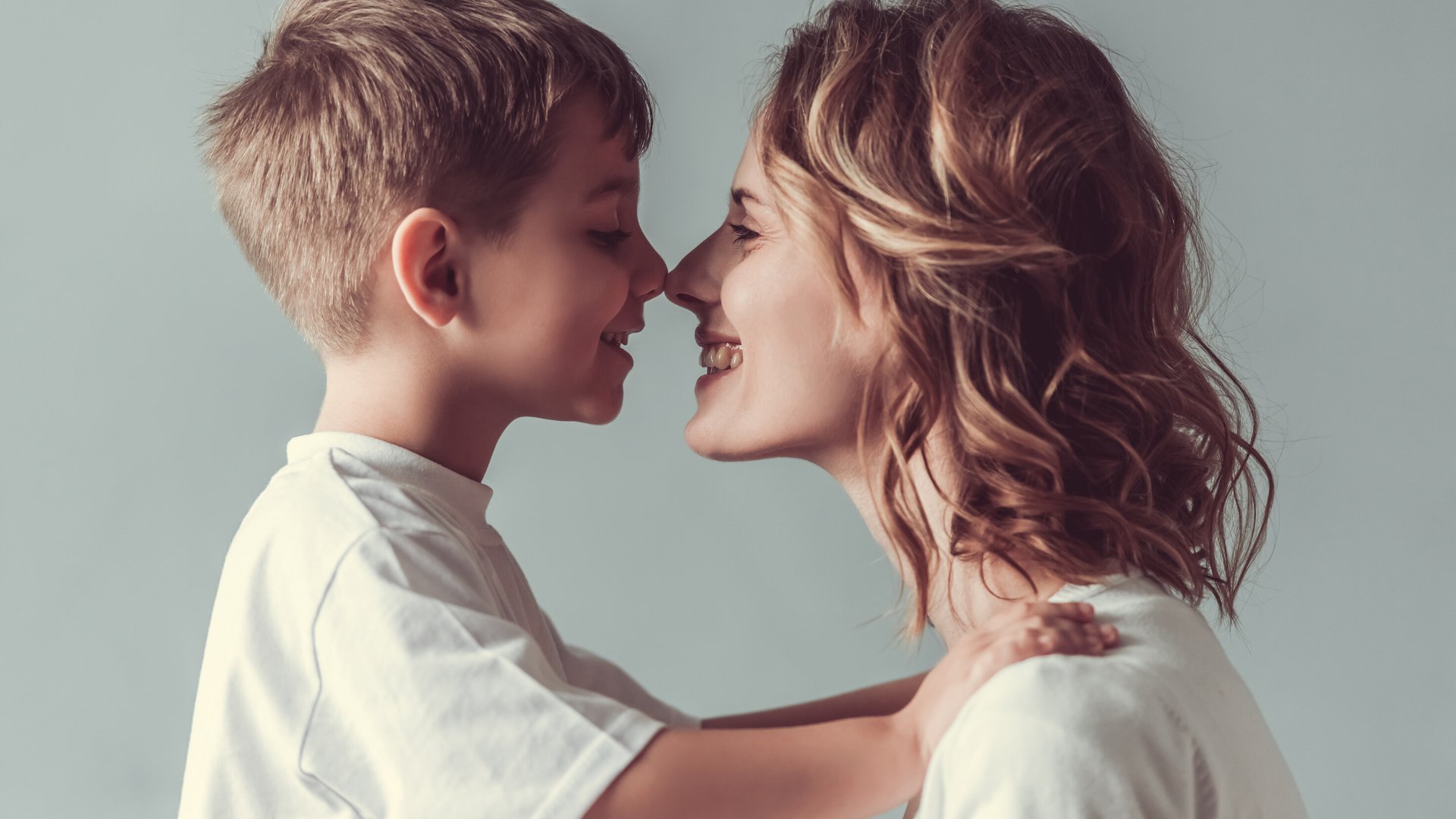 vadimguzhva / Getty Images Pro / Canva Mãe e filho com o nariz juntinho