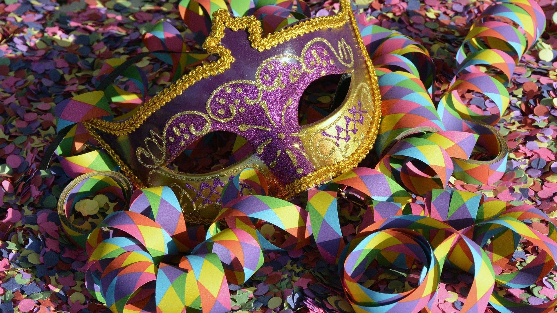 Máscara de carnaval com confetes ao redor