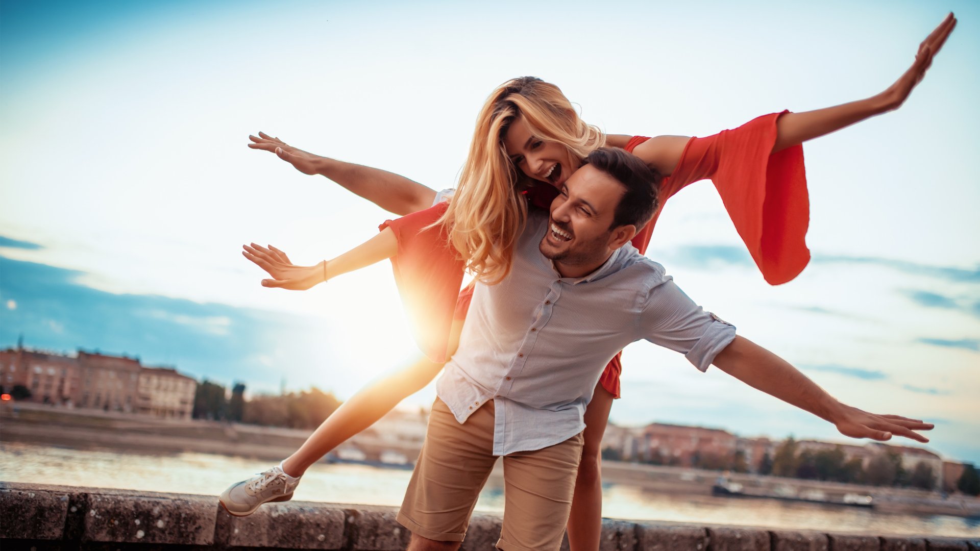 Ivanko_Brnjakovic / Getty Images Pro / Canva Casal com os braços abertos